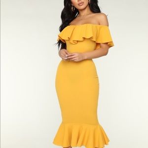 Off the shoulder dress. Never worn size MEDIUM